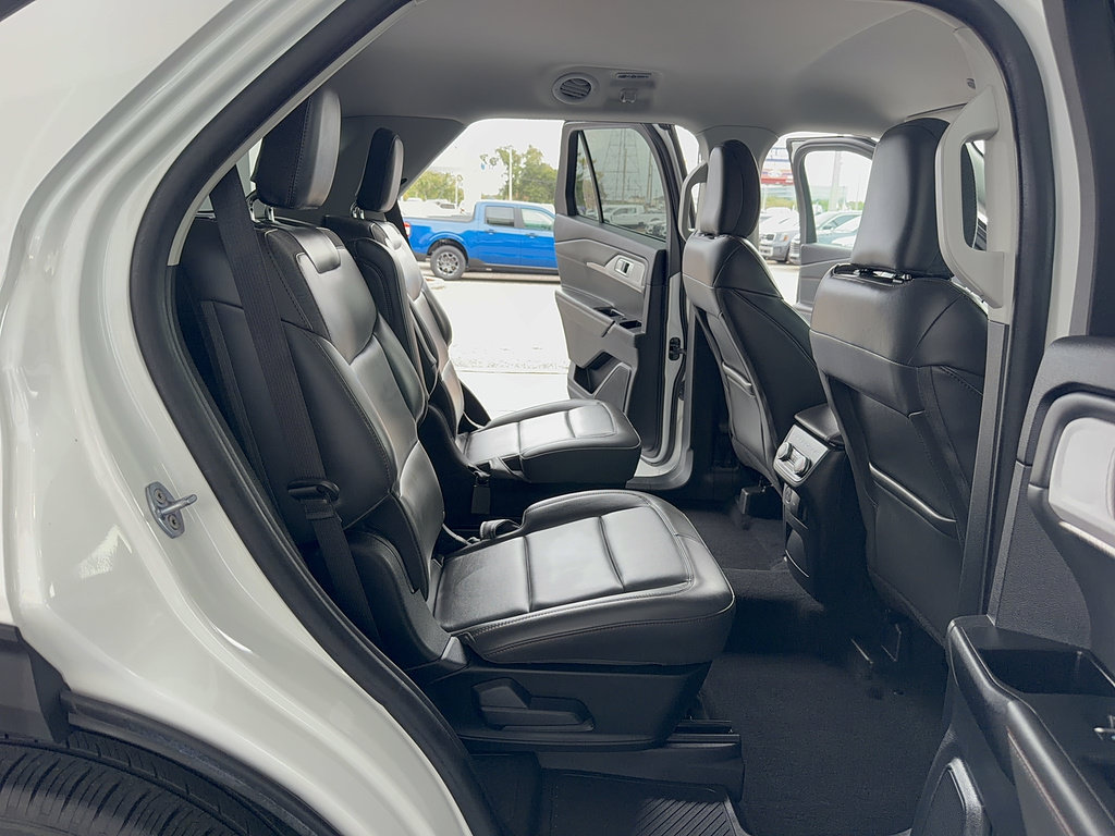 Certified 2025 Ford Explorer Active w/ Active Comfort Package RWD image 15