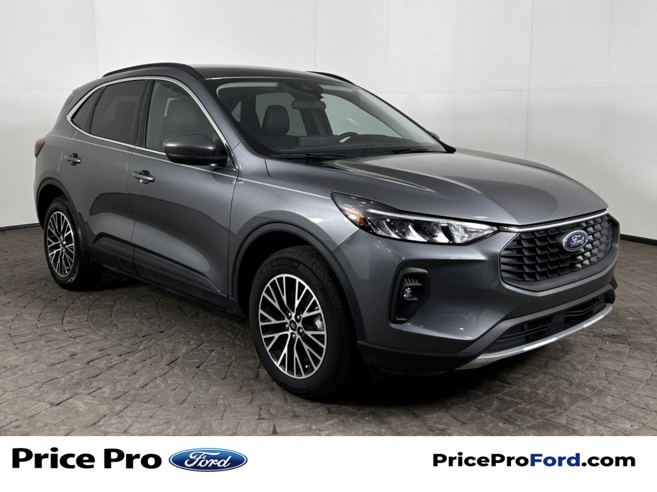 Certified 2025 Ford Escape SE FWD image 1