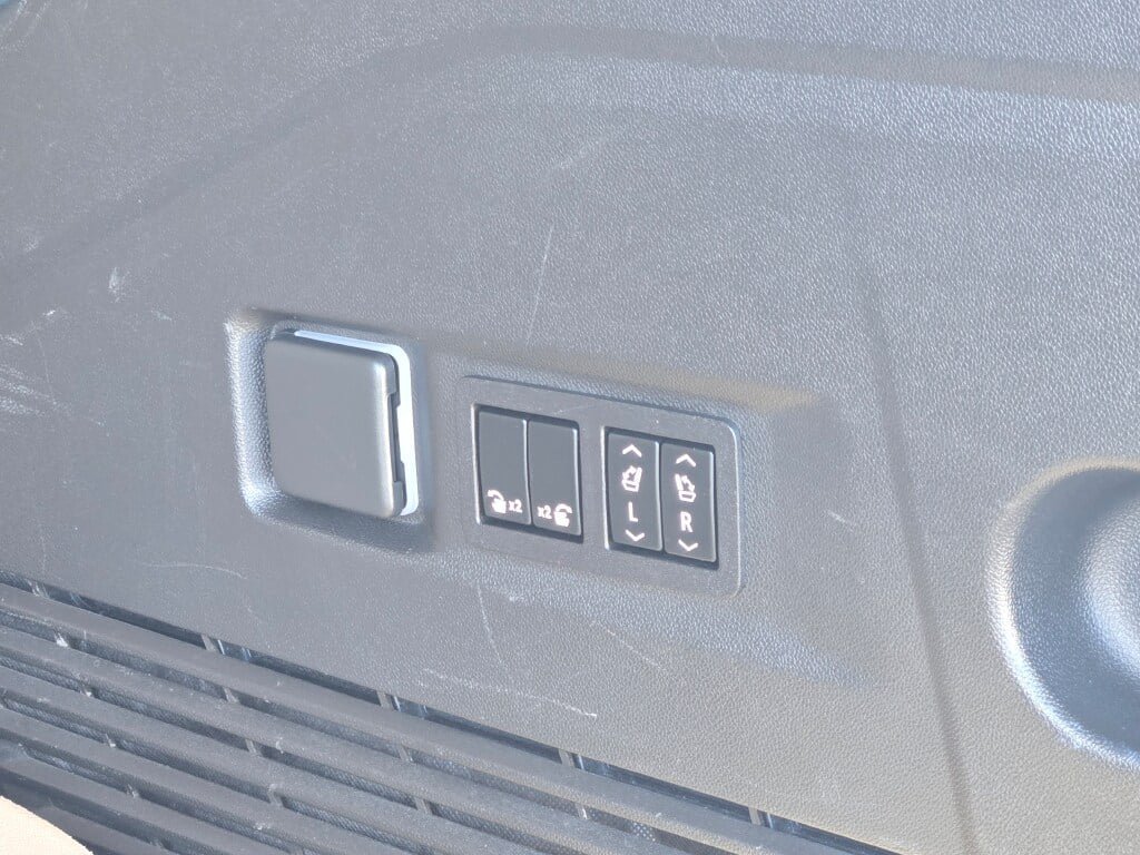 Used 2022 Chevrolet Tahoe Premier AWD/4WD image 17