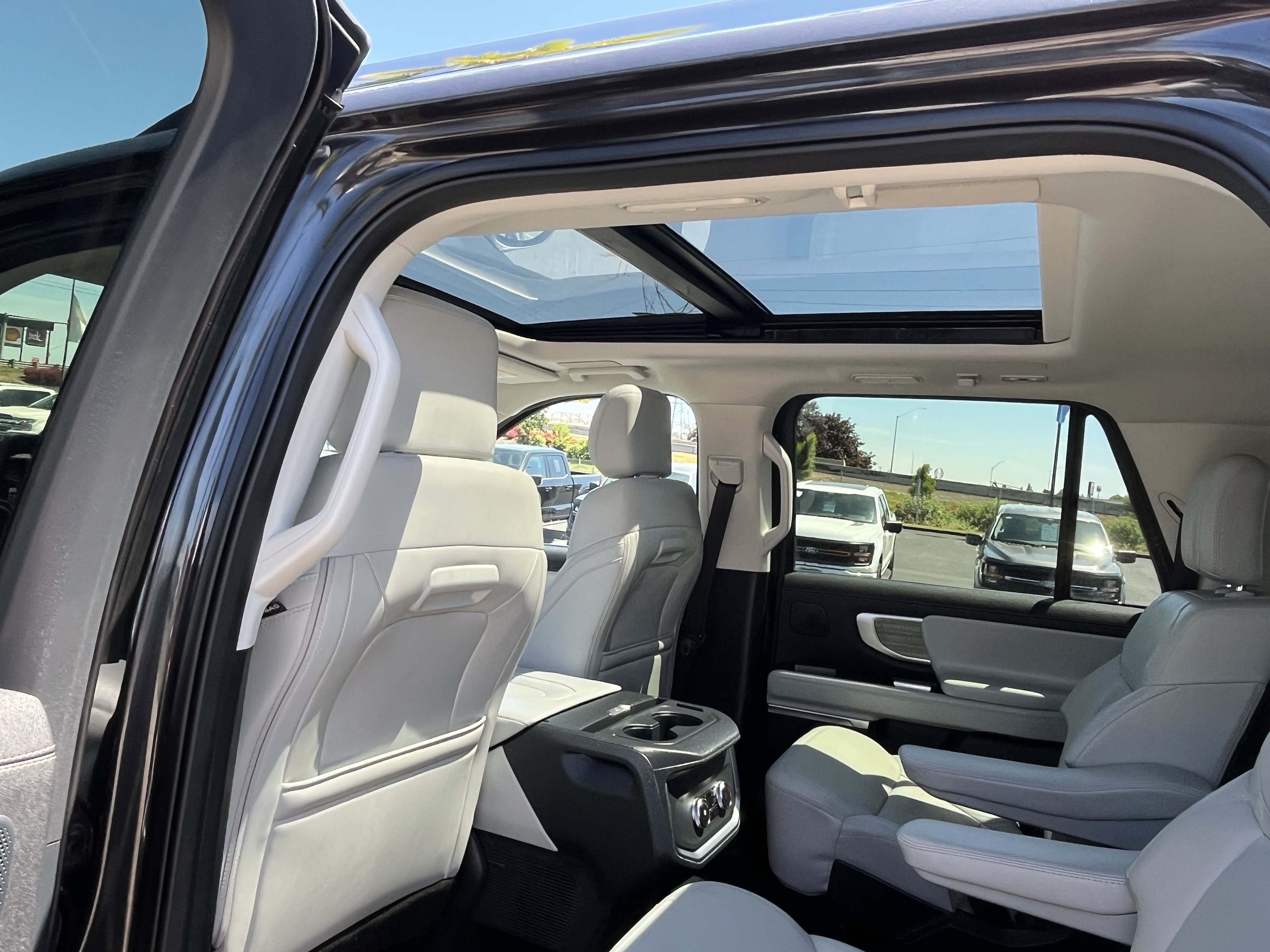 Certified 2025 Ford Expedition Max Platinum w/ Driver's Package AWD/4WD image 13