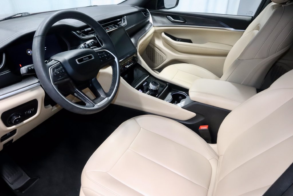Used 2024 Jeep Grand Cherokee Limited AWD/4WD image 23