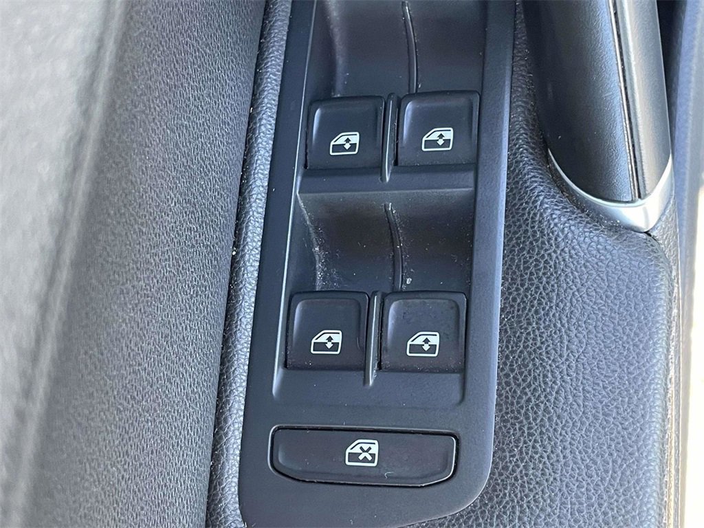 Used 2020 Volkswagen Golf 4-Door image 16