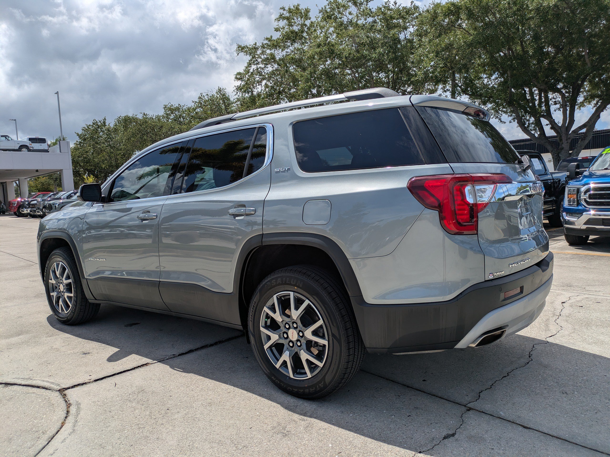 Used 2023 GMC Acadia SLT FWD image 6