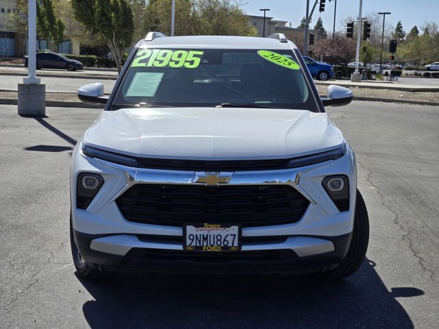 Used 2025 Chevrolet TrailBlazer LT FWD image 2