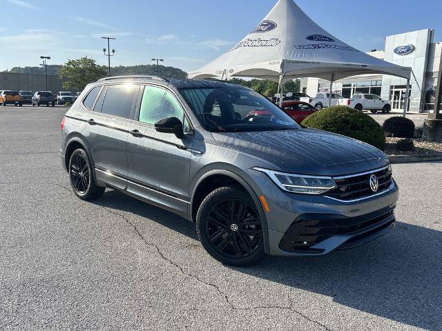 Used 2022 Volkswagen Tiguan SE R-Line FWD image 2