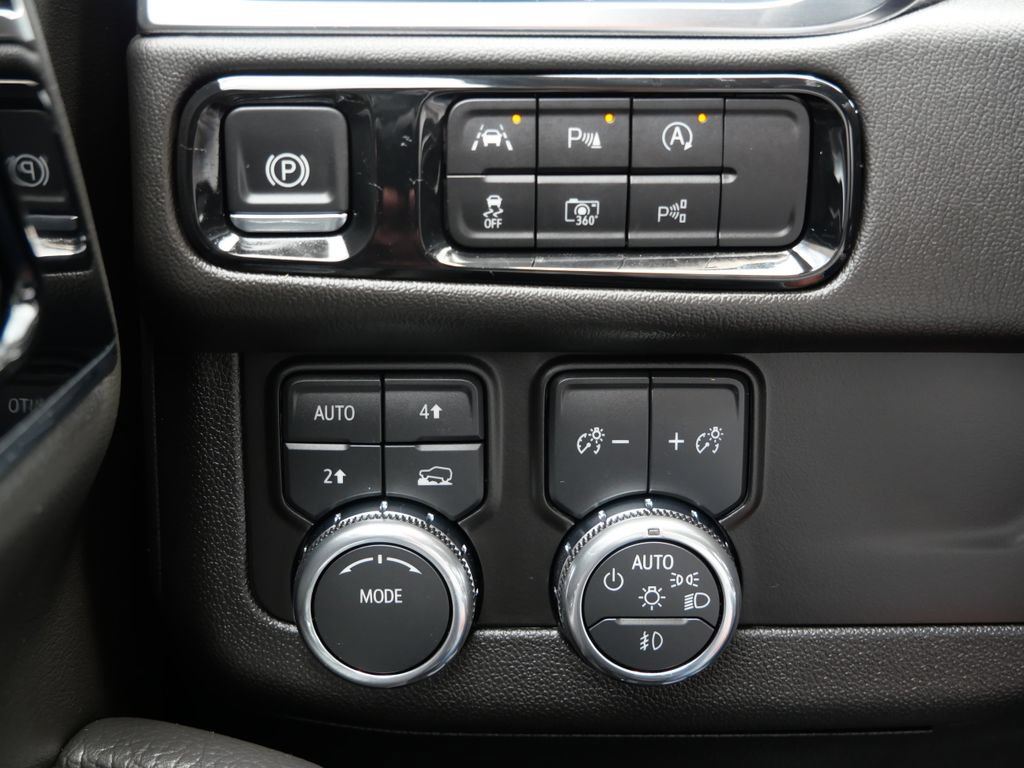 Used 2025 GMC Yukon XL Denali AWD/4WD image 31