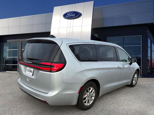 Used 2024 Chrysler Pacifica Touring-L image 4