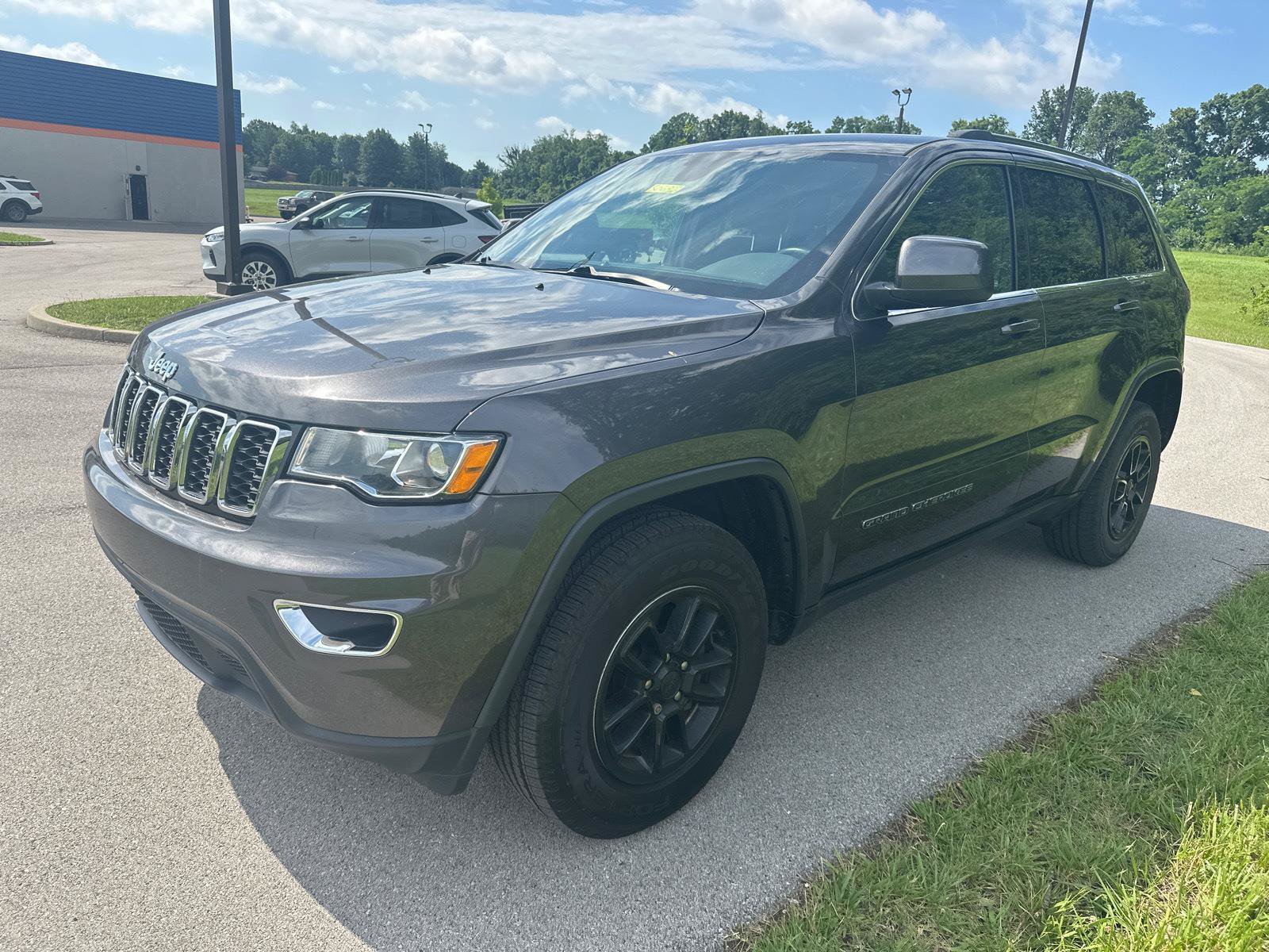 Used 2020 Jeep Grand Cherokee Laredo AWD/4WD image 5