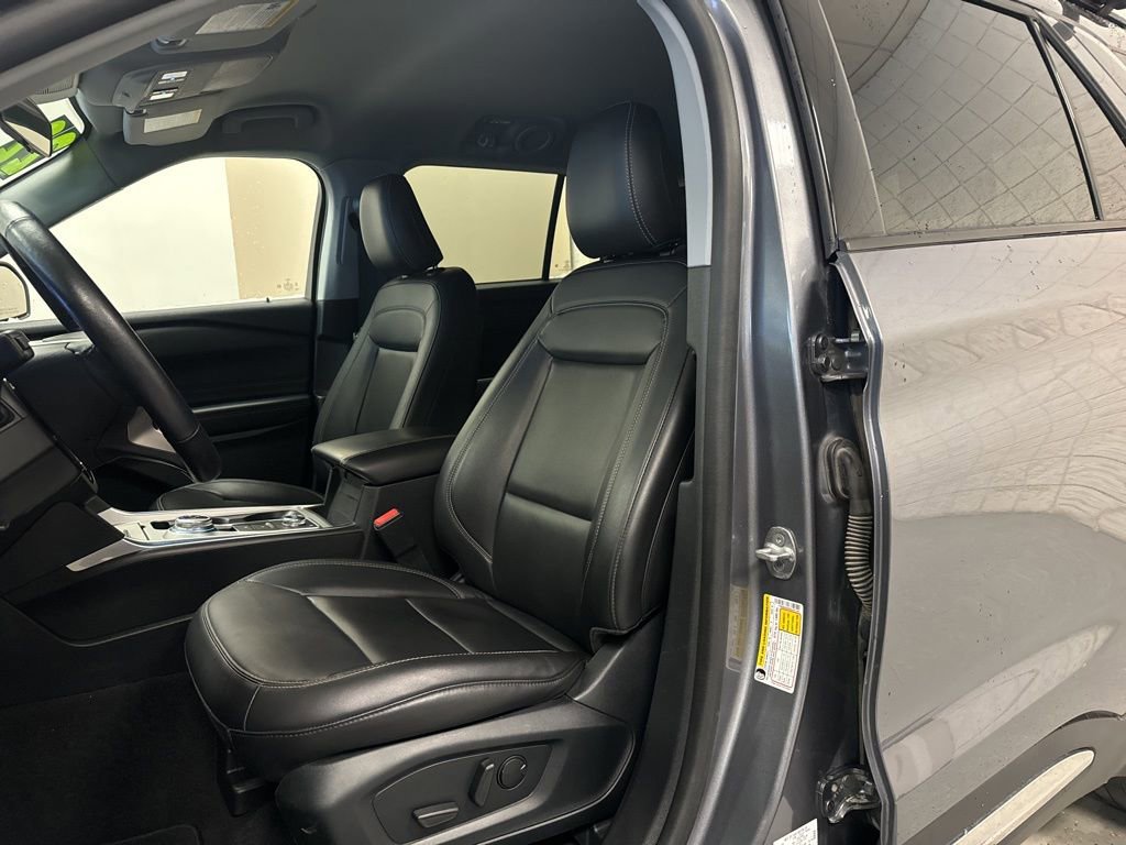 Certified 2022 Ford Explorer XLT w/ Equipment Group 202A image 18