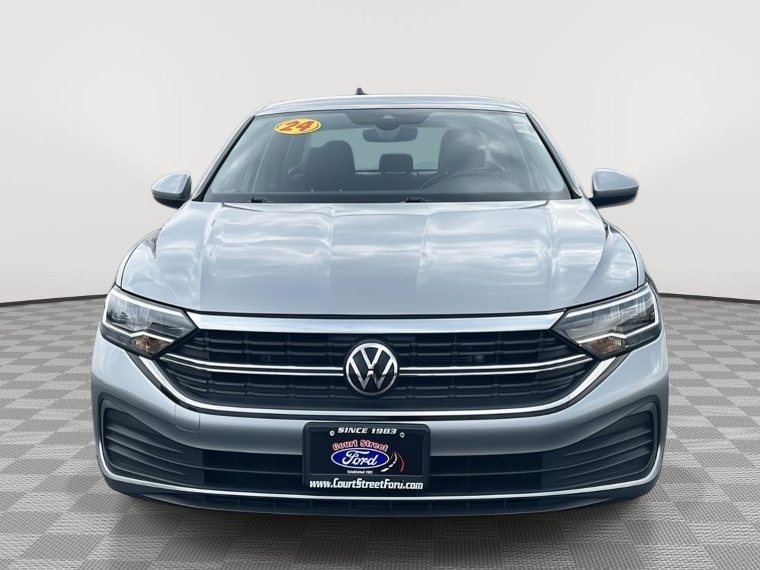 Used 2024 Volkswagen Jetta SE image 8