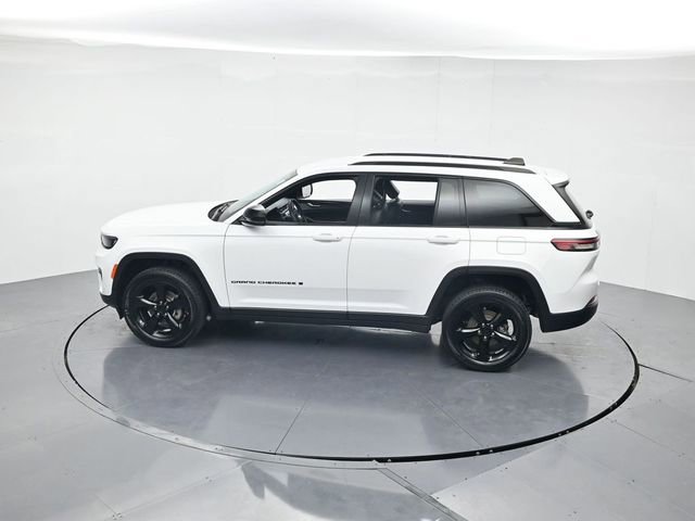 Used 2023 Jeep Grand Cherokee Altitude RWD image 40