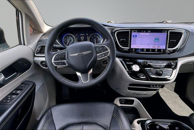 Used 2024 Chrysler Pacifica Touring-L FWD image 5