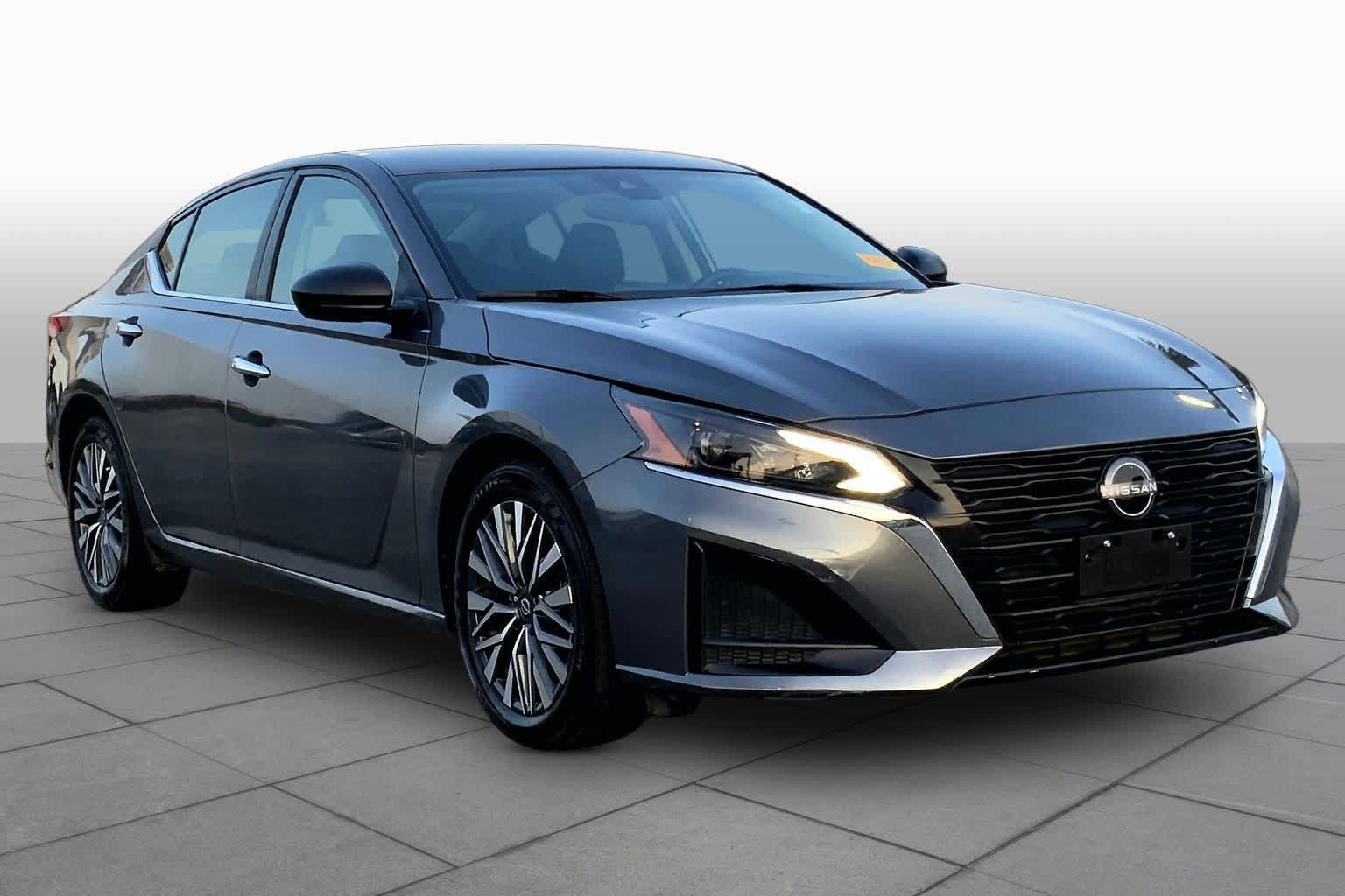 Used 2025 Nissan Altima 2.5 SV FWD image 3