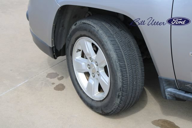 Used 2017 Jeep Compass Latitude FWD image 9