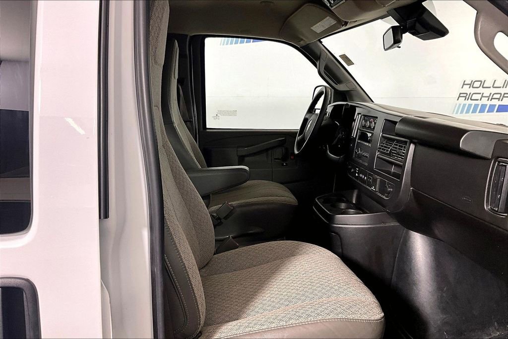 Used 2025 Chevrolet Express 3500 LT w/ LT Preferred Equipment Group RWD image 6