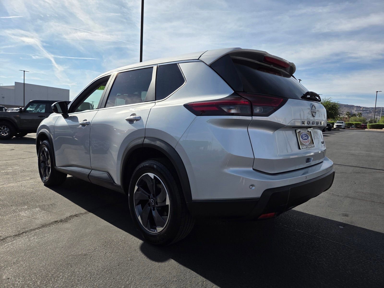 Used 2024 Nissan Rogue SV image 3