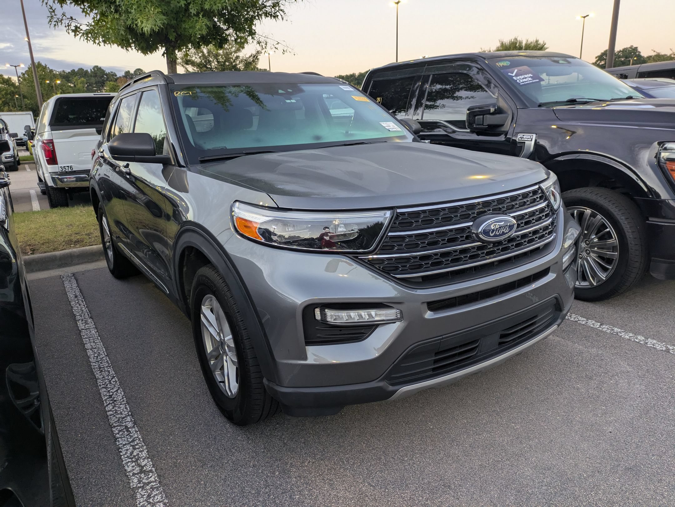 Certified 2024 Ford Explorer XLT w/ Equipment Group 202A AWD/4WD image 1