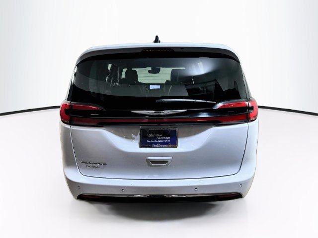 Used 2024 Chrysler Pacifica Touring-L FWD image 9