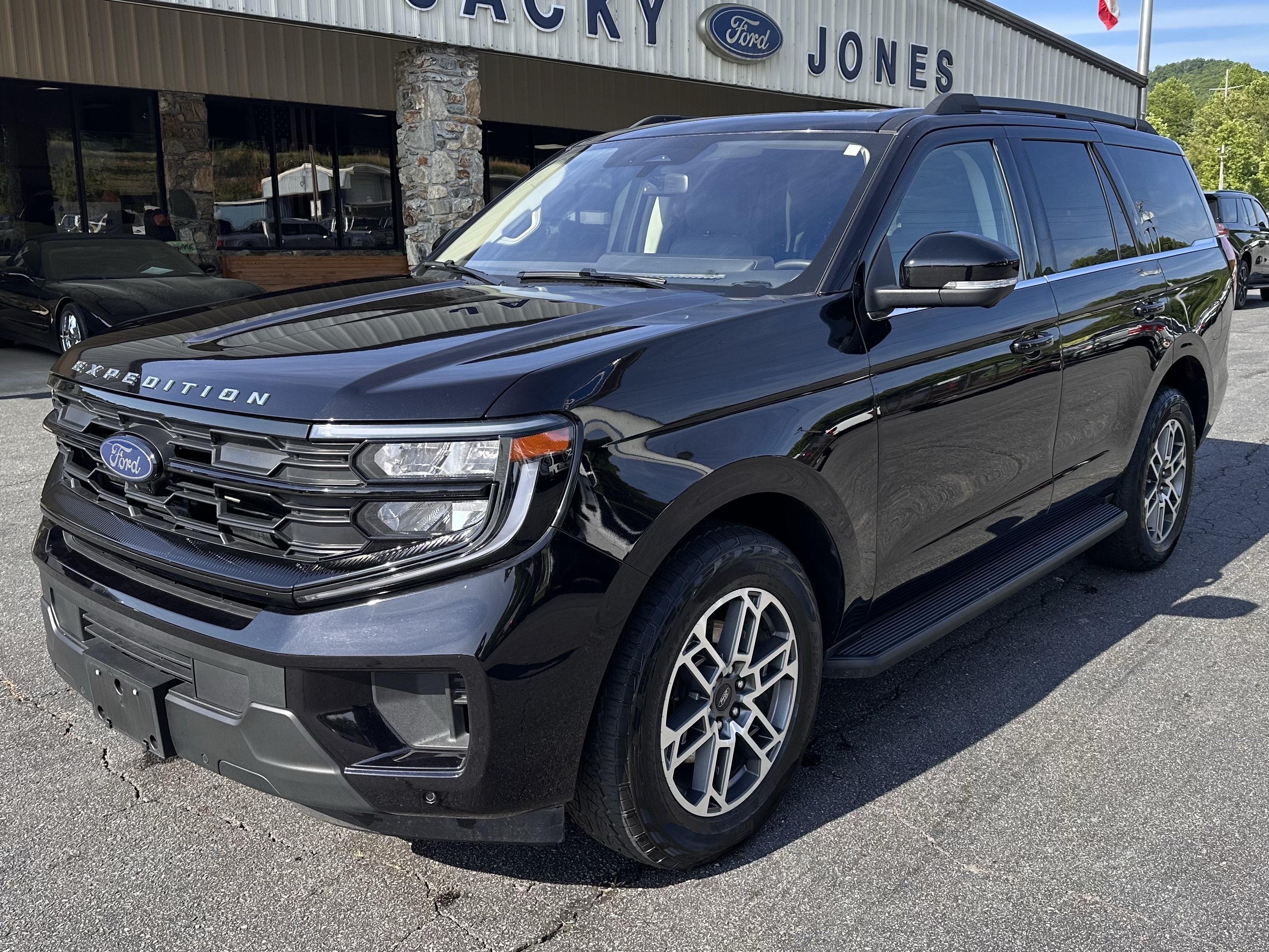 Certified 2025 Ford Expedition Active AWD/4WD image 2