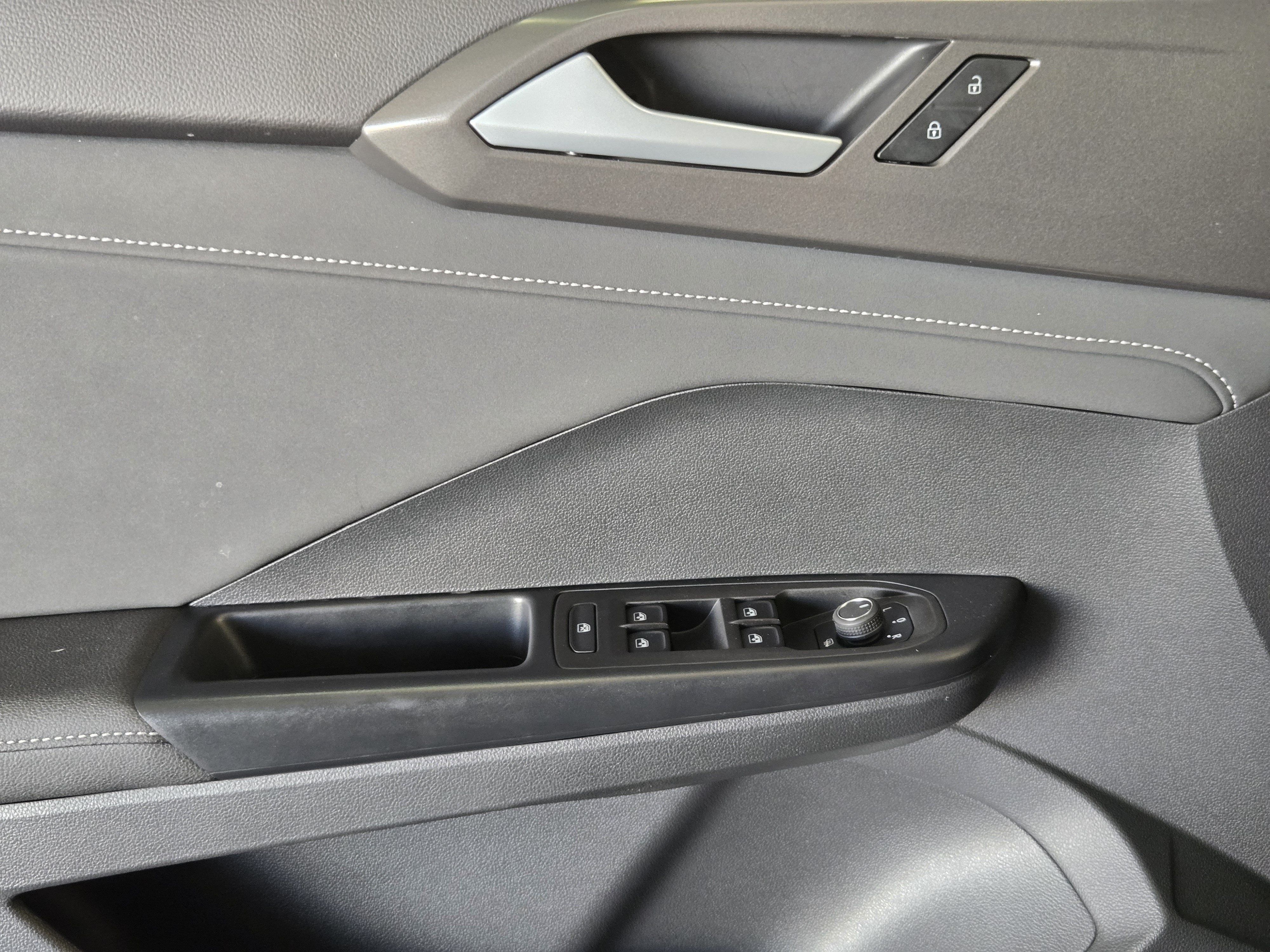 Used 2025 Volkswagen Taos SE FWD image 25