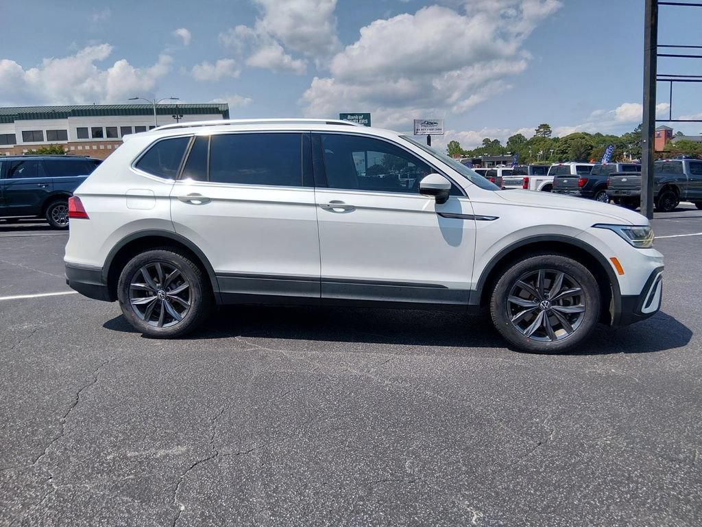 Used 2023 Volkswagen Tiguan SE w/ Panoramic Sunroof Package FWD image 3