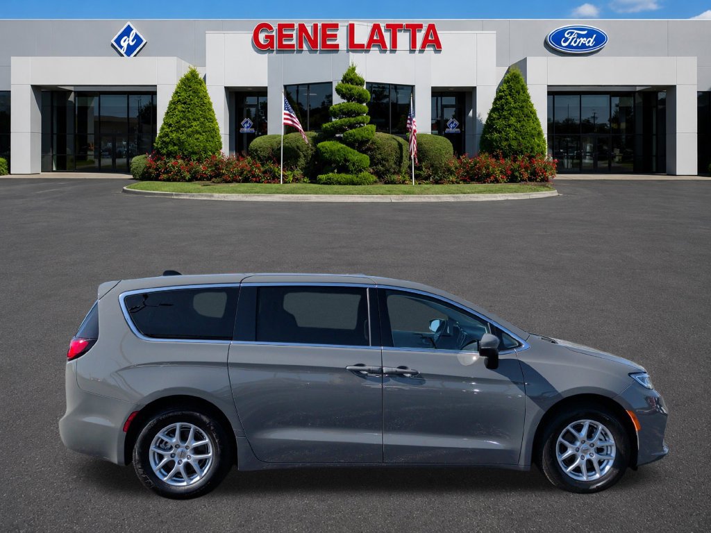 Used 2023 Chrysler Pacifica Touring-L FWD image 9