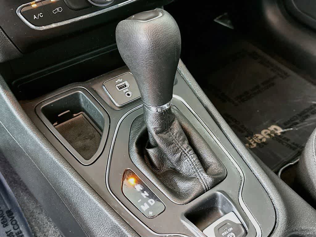 Used 2019 Jeep Cherokee Latitude w/ Popular Appearance Group FWD image 18