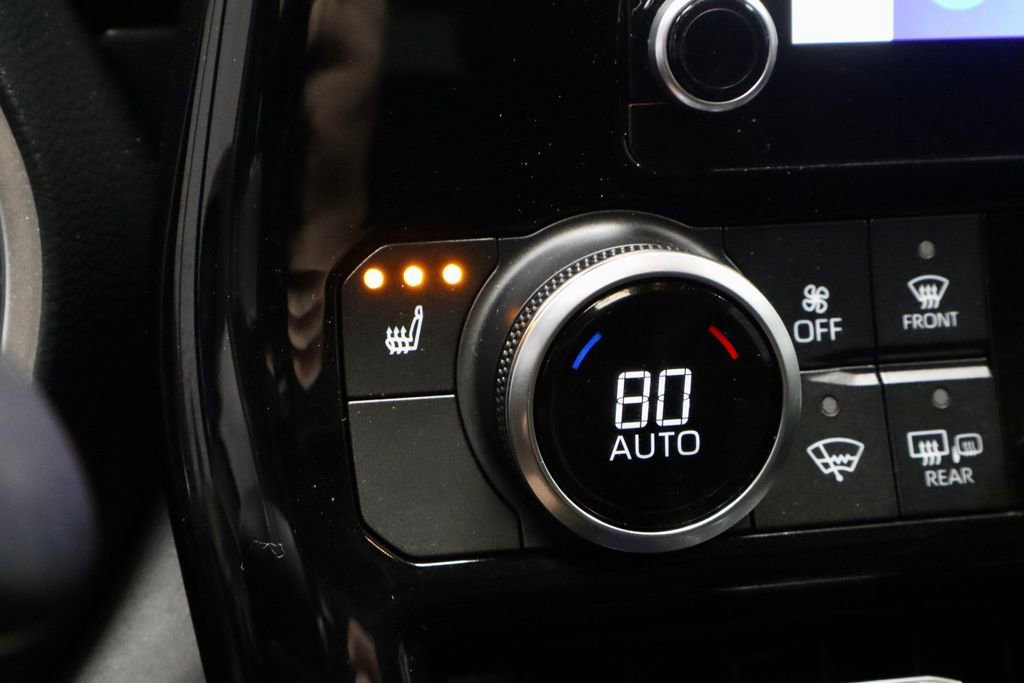 Used 2023 Toyota Highlander XLE AWD/4WD image 12