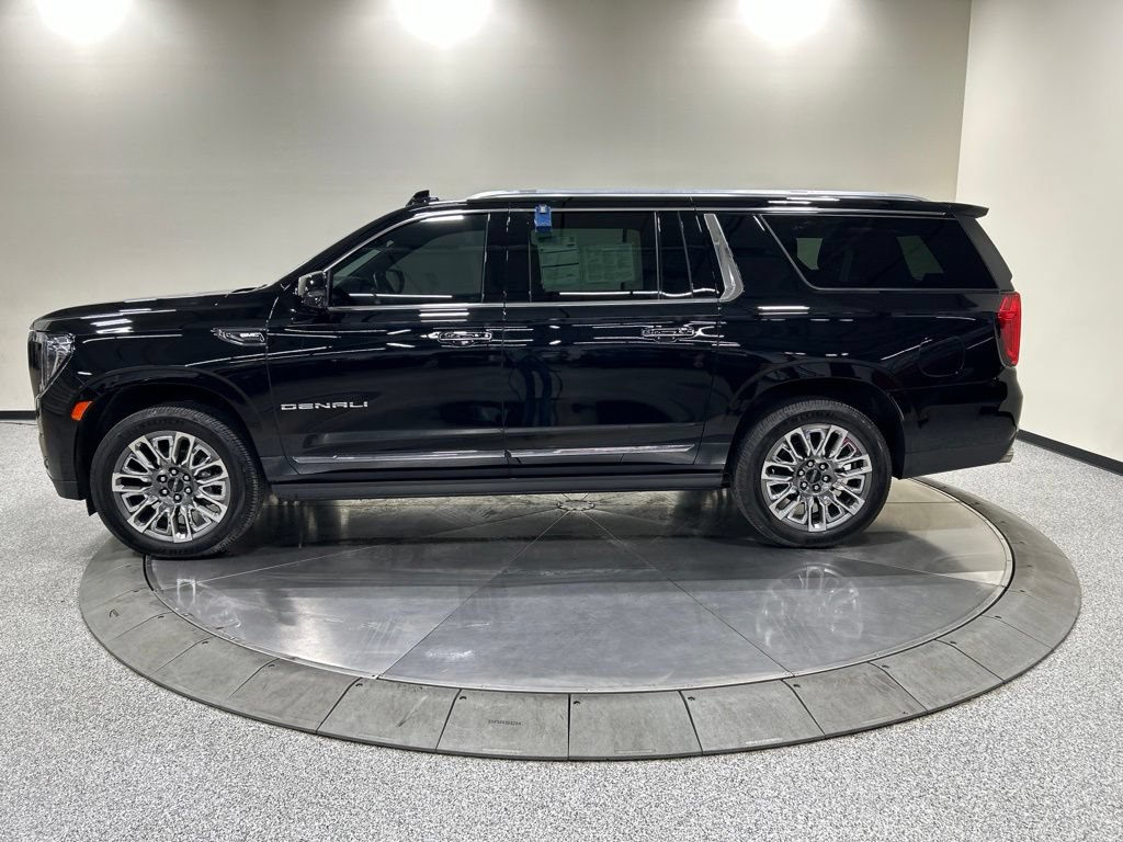 Used 2023 GMC Yukon XL Denali Ultimate AWD/4WD image 10