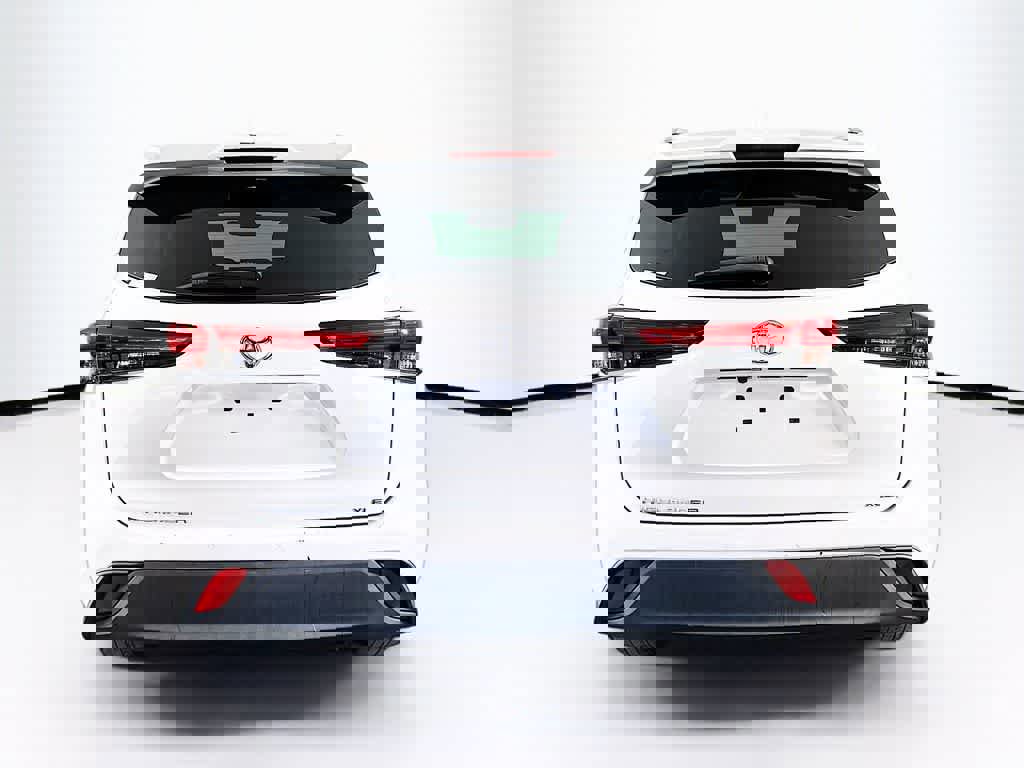 Used 2020 Toyota Highlander XLE image 4