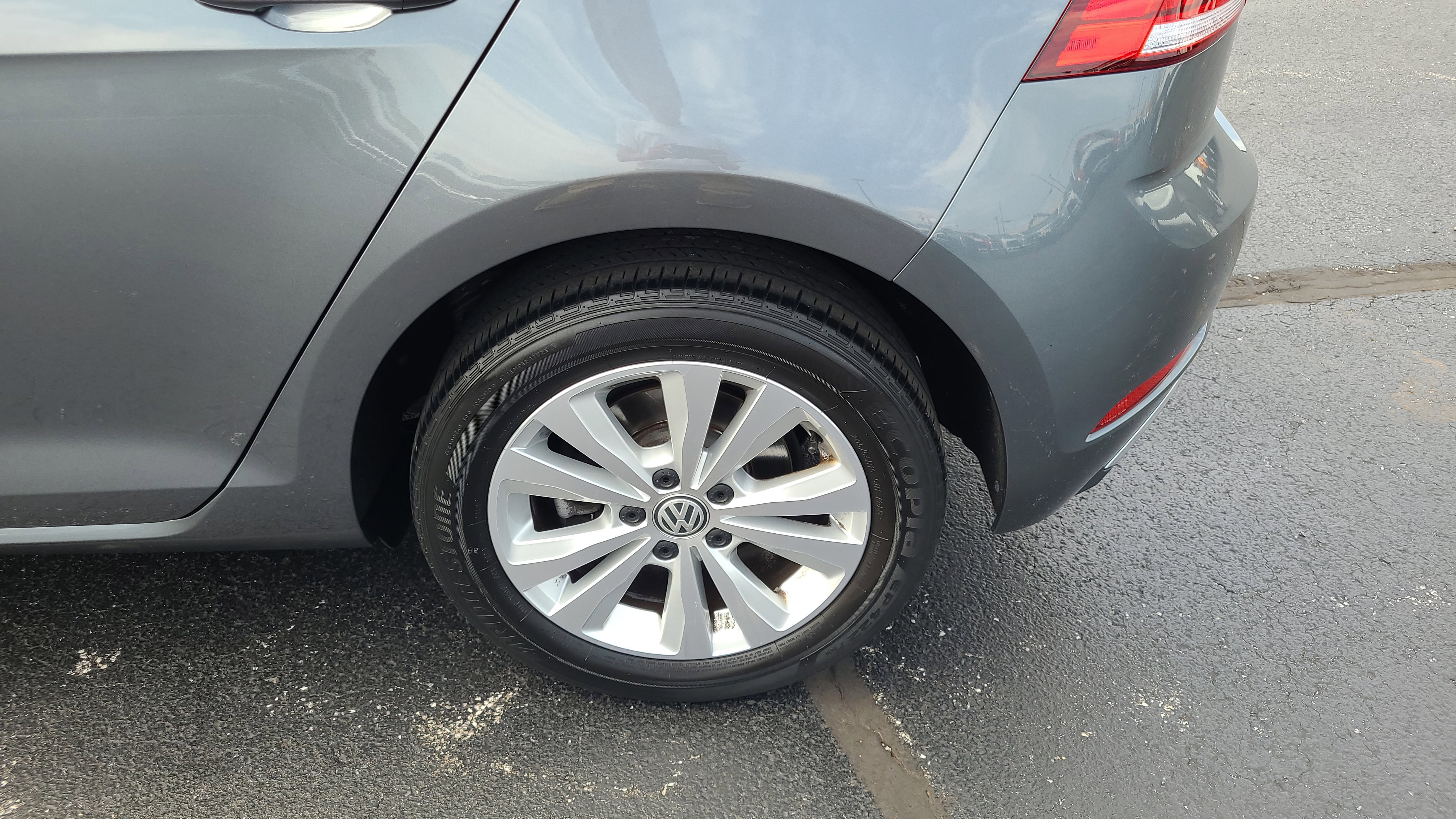 Used 2021 Volkswagen Golf 4-Door image 10