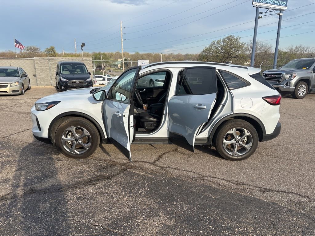 Certified 2025 Ford Escape ST-Line Select w/ Tech Pack #1 image 7