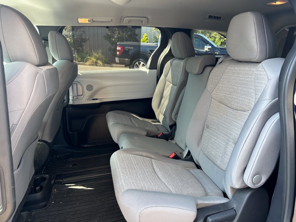Used 2025 Toyota Sienna LE FWD image 13