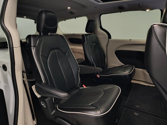Used 2024 Chrysler Pacifica Limited AWD/4WD image 29