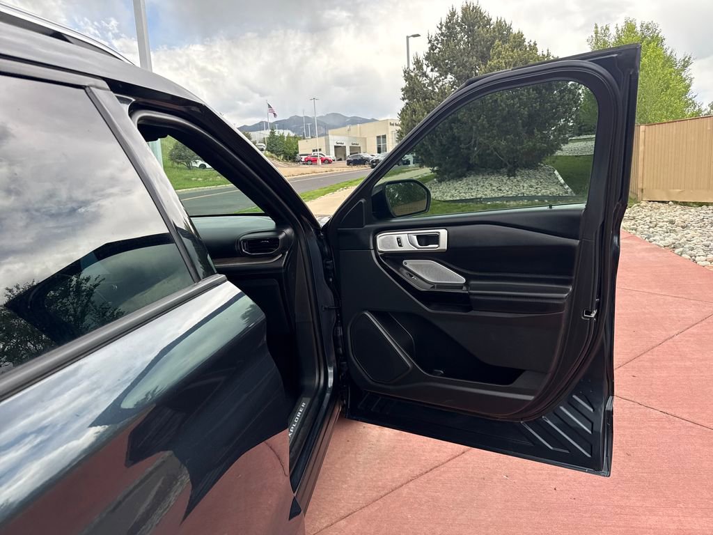 Certified 2023 Ford Explorer Platinum w/ Technology Package AWD/4WD image 30