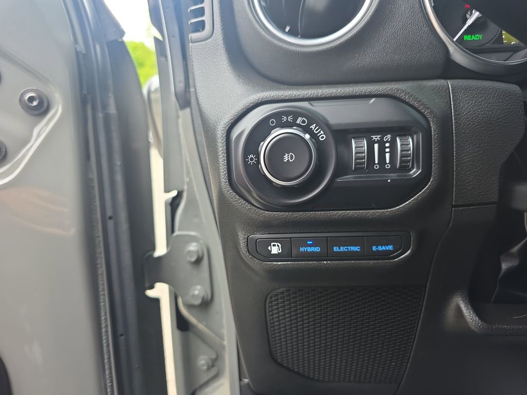 Used 2022 Jeep Wrangler Unlimited Sahara w/ Cold Weather Group AWD/4WD image 21