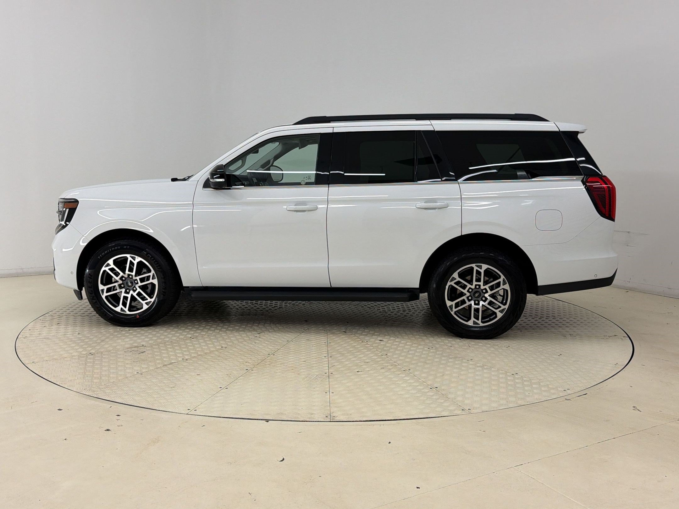 Certified 2025 Ford Expedition Active AWD/4WD image 2