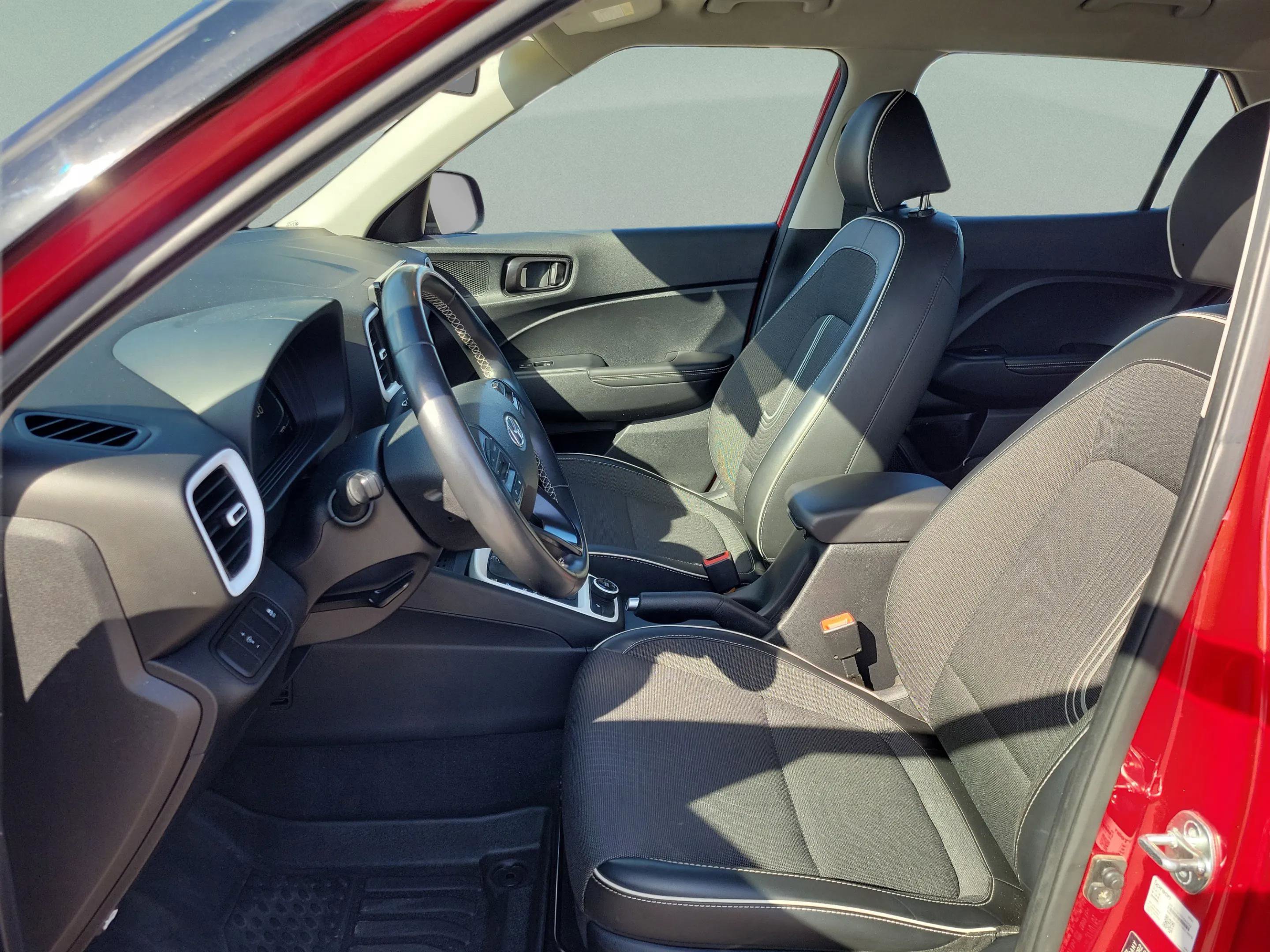 Used 2023 Hyundai Venue Limited image 7