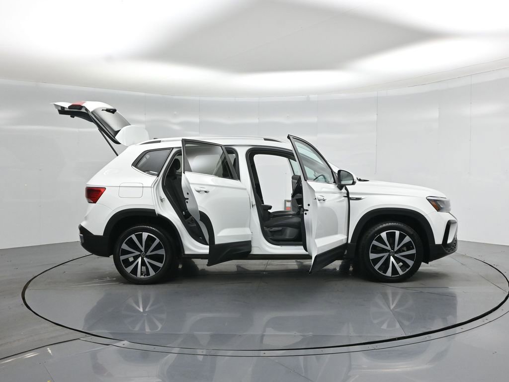 Used 2022 Volkswagen Taos SE FWD image 3