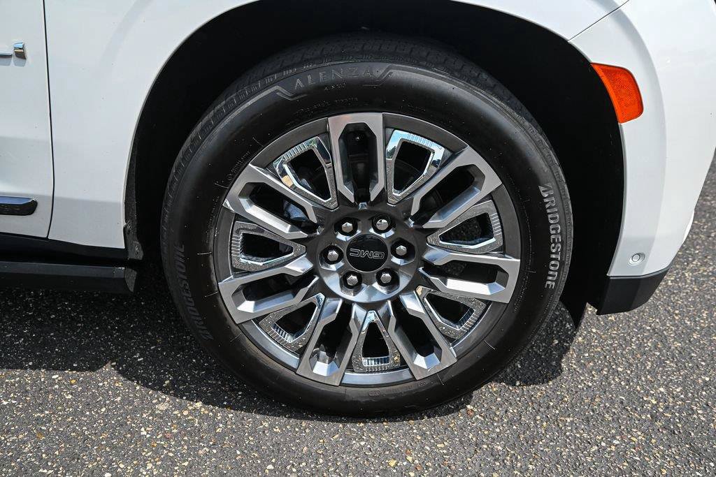 Used 2023 GMC Yukon XL Denali Ultimate AWD/4WD image 15