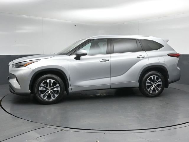 Used 2021 Toyota Highlander XLE AWD/4WD image 4