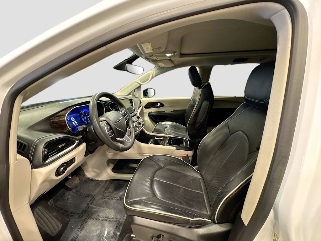 Used 2023 Chrysler Pacifica Limited FWD image 18