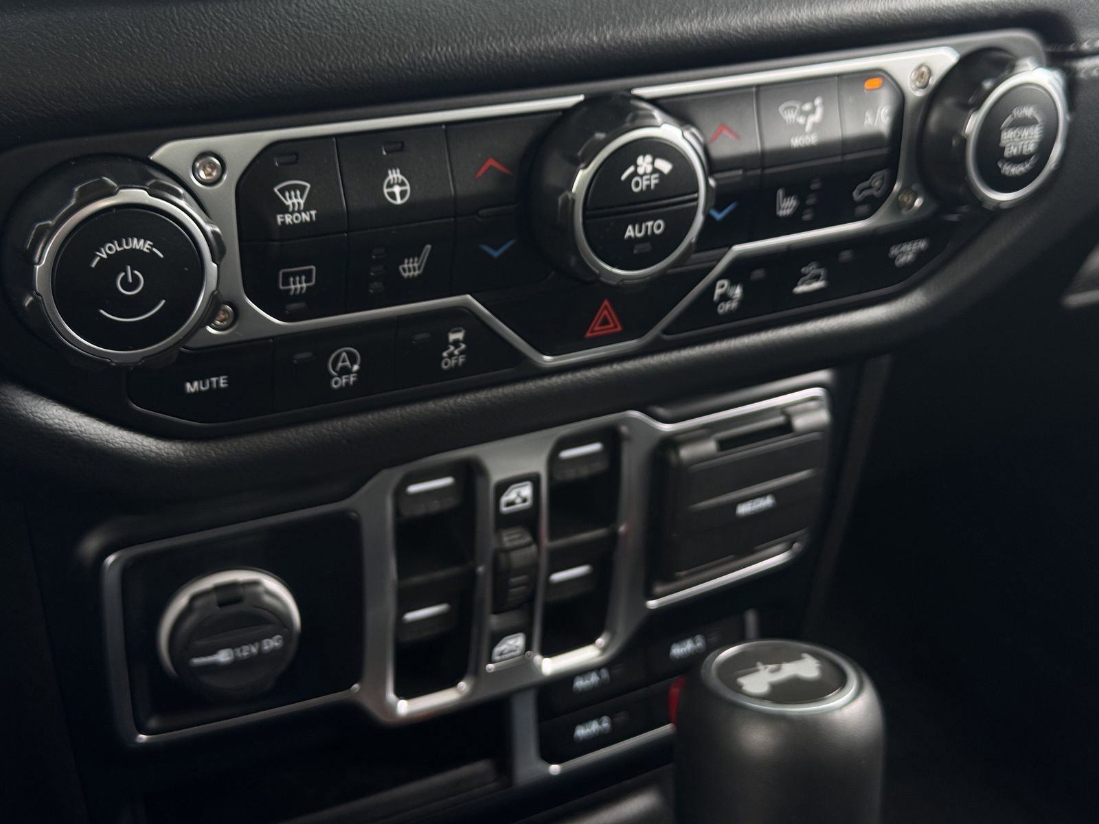 Used 2024 Jeep Wrangler Sahara w/ Safety Group image 21