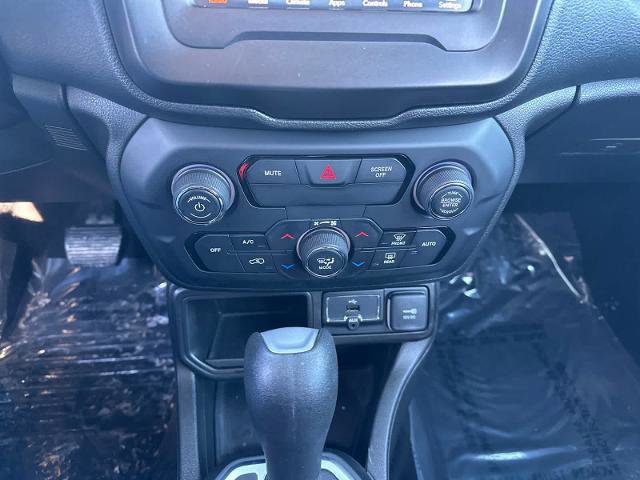 Used 2020 Jeep Renegade Latitude w/ Cold Weather Group image 22