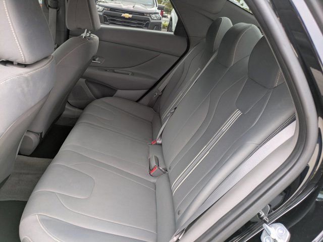 Used 2023 Hyundai Elantra SEL w/ Convenience Package image 17