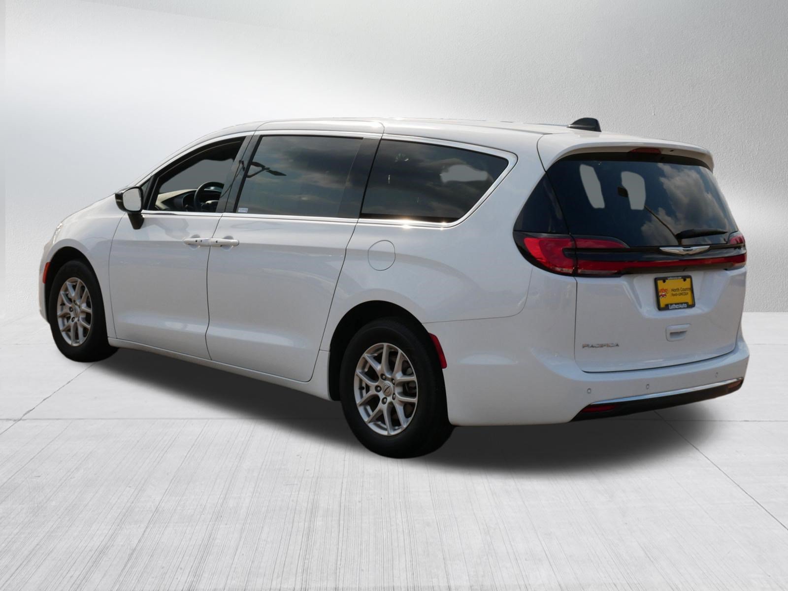 Used 2025 Chrysler Pacifica Select FWD image 5