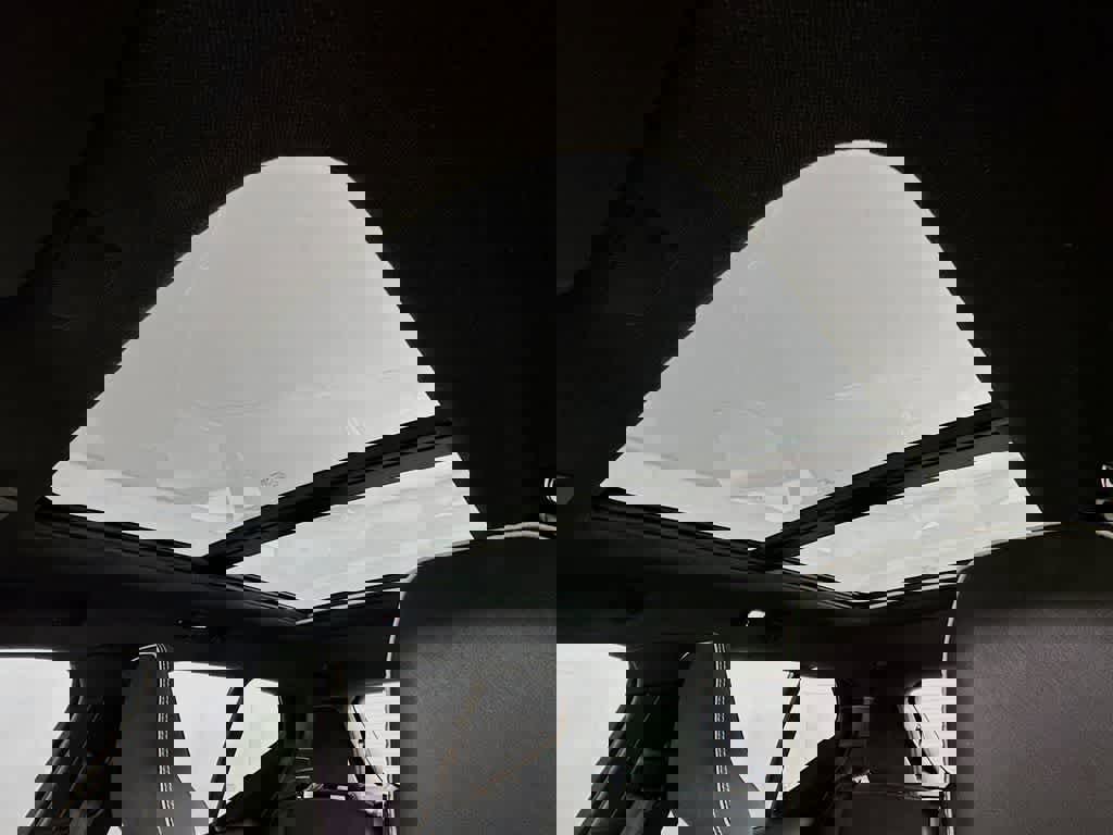 Used 2023 Volvo XC40 B5 Plus image 30