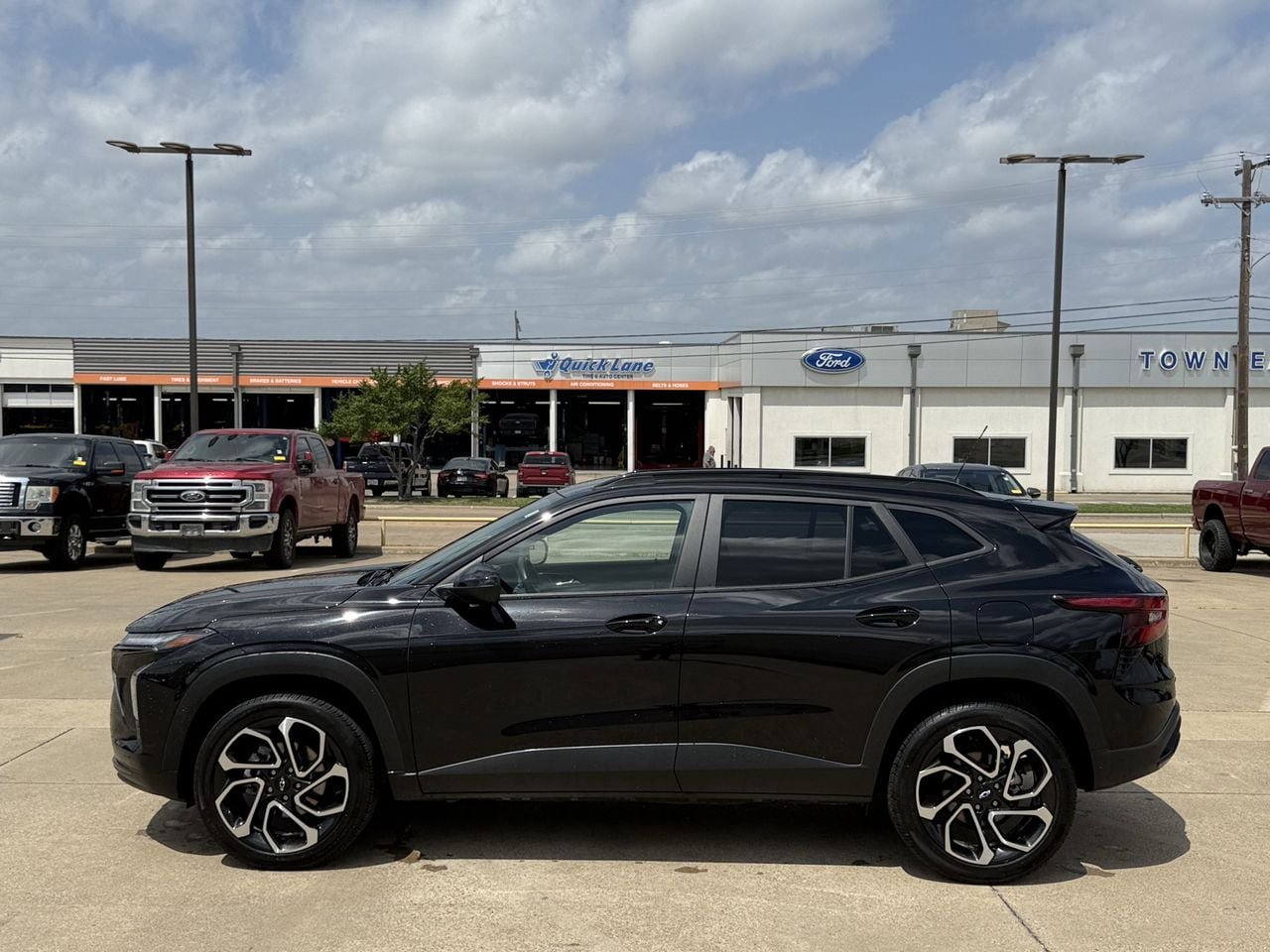 Used 2024 Chevrolet Trax RS w/ Sunroof Package FWD image 3