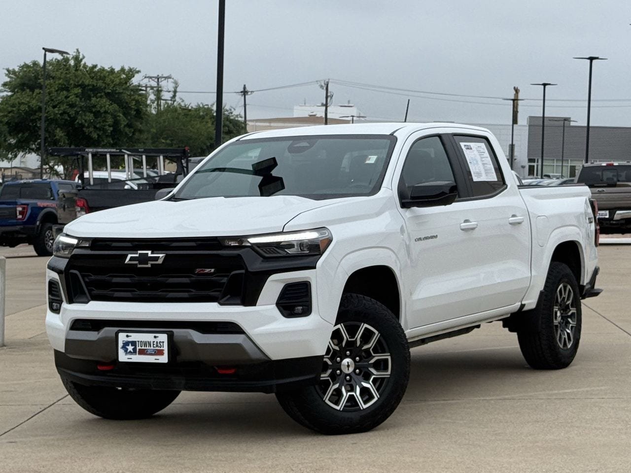 Used 2024 Chevrolet Colorado Z71 w/ Z71 Convenience Package 2 AWD/4WD image 2