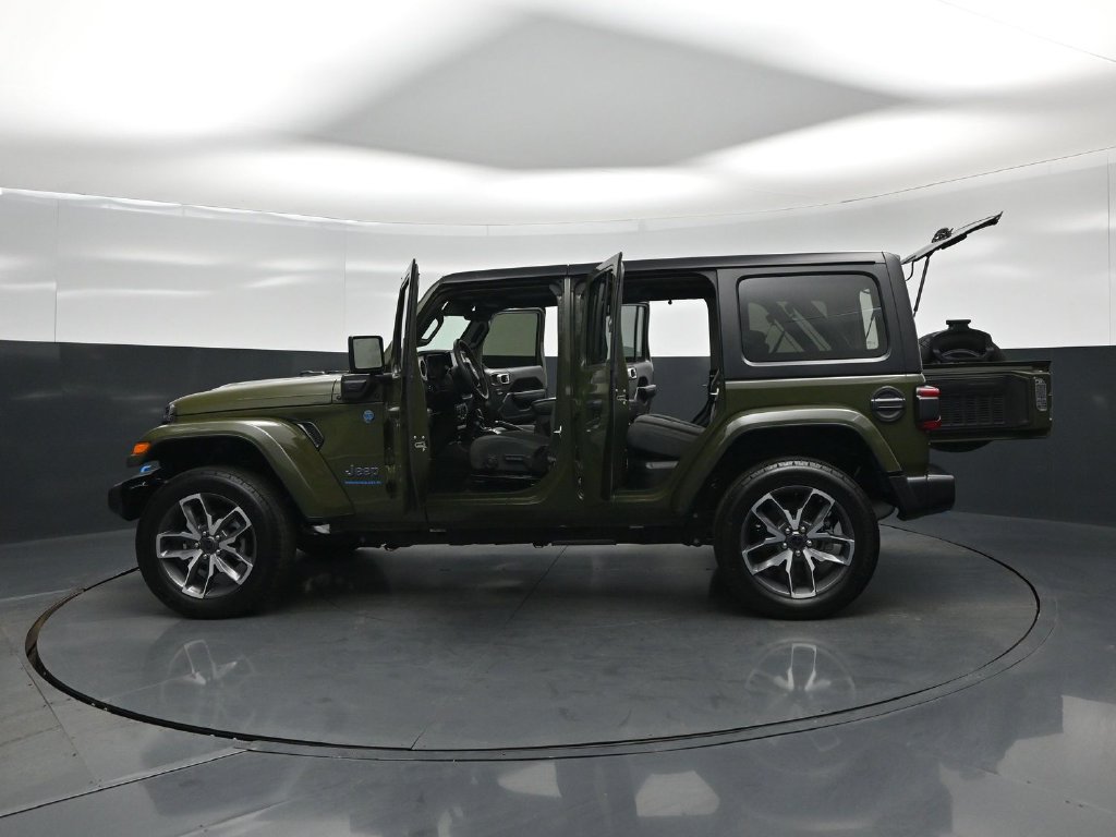 Used 2024 Jeep Wrangler Unlimited w/ Convenience Group AWD/4WD image 31